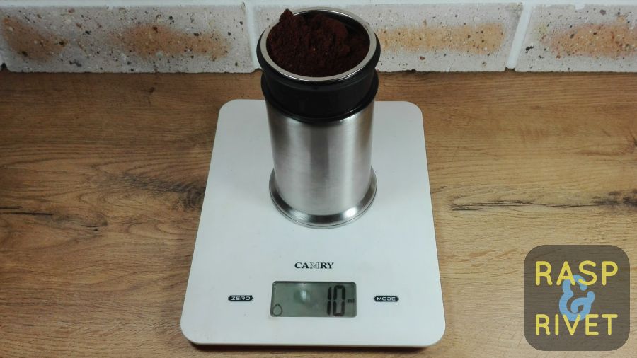 Add 10g of medium coarse ground coffee to the plunger. Add 10g of medium coarse ground coffee to the plunger.
