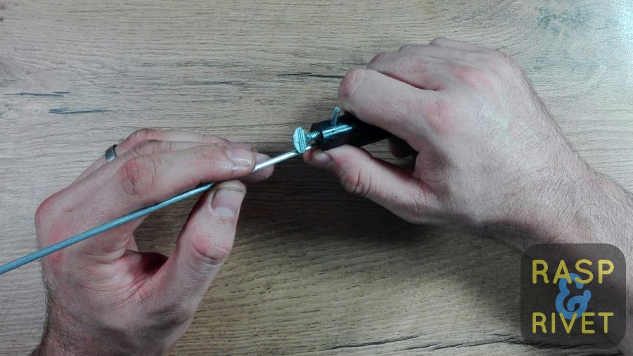 Attach the guide rod to the honing stone. Attach the guide rod to the honing stone.