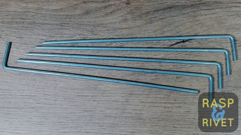 Five guide rods. Five guide rods.