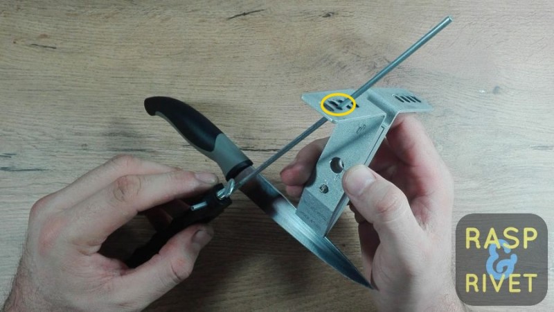 Flip the whole thing over. On the other side, slide the guide rod into one of the angle slots on the Lansky clamp. Flip the whole thing over. On the other side, slide the guide rod into one of the angle slots on the Lansky clamp.