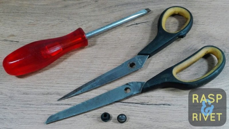 I disassembled the pair of scissors with a screwdriver. I disassembled the pair of scissors with a screwdriver.
