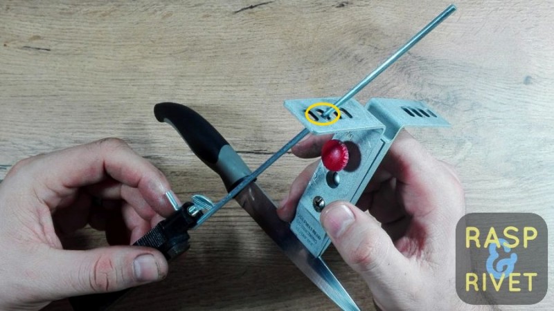 Slide the guide rod into one of the angle slots on the Lansky clamp. Slide the guide rod into one of the angle slots on the Lansky clamp.