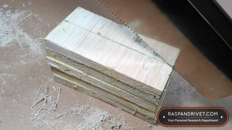 Starting a cross cut on a block of balsa wood with the dozuki. Starting a cross cut on a block of balsa wood with the dozuki.