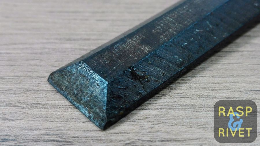 The chisel is in a terrible condition. The chisel is in a terrible condition.