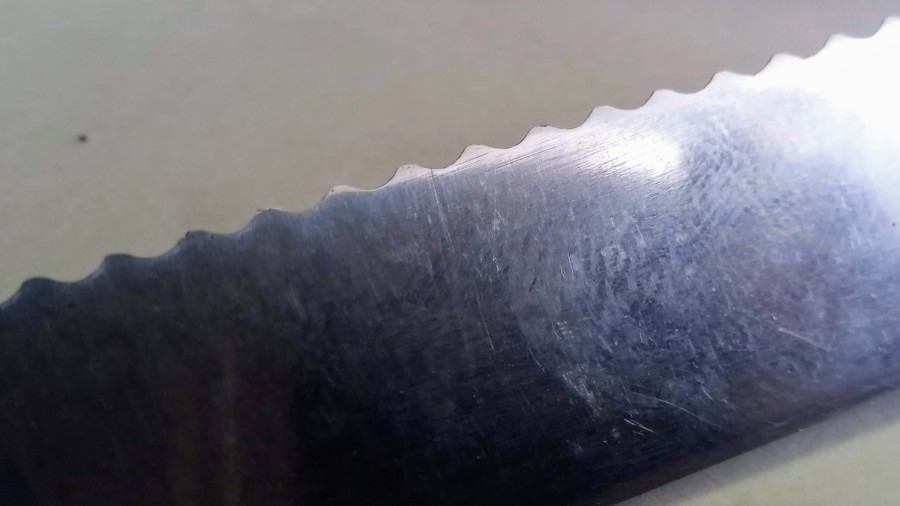 The serrated knife’s edge after sharpening. The serrated knife's edge after sharpening.