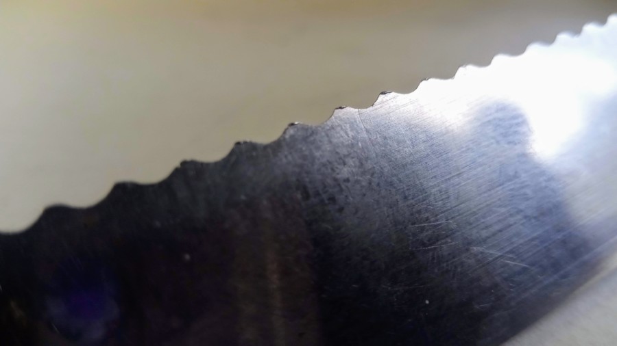The serrated knife’s edge before sharpening. The serrated knife's edge before sharpening.