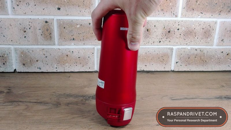 The Zojirushi is leak-proof. Here im helping it do a handstand with a belly full of coffee cos it cant stand on its head by itself. No leaking. The Zojirushi is leak-proof. Here im helping it do a handstand with a belly full of coffee cos it cant stand on its head by itself. No leaking.