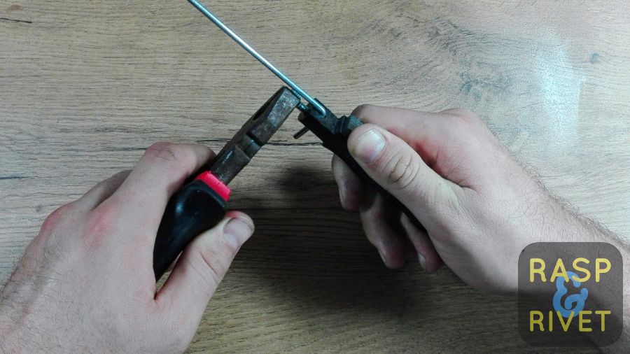 Tighten the guide rod using pliers. Tighten the guide rod using pliers.