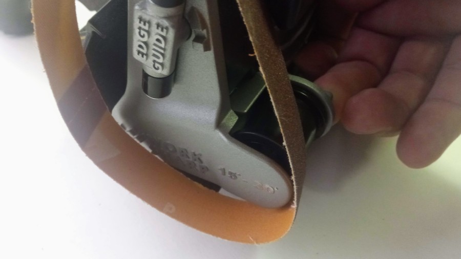 With the belt change lever in the up position remove the abrasive belt. With the belt change lever in the up position remove the abrasive belt.